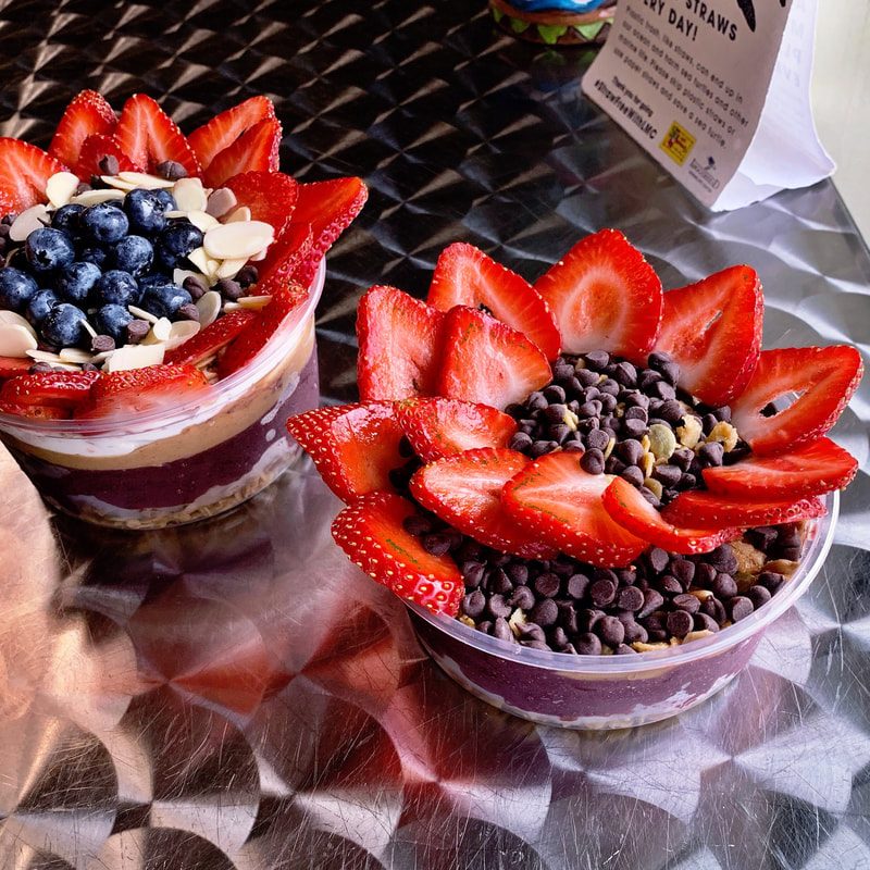 Acai bowls with strawberries and blueberries