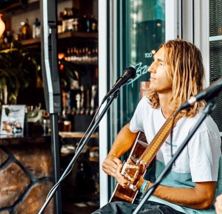 Live acoustic music in the shop